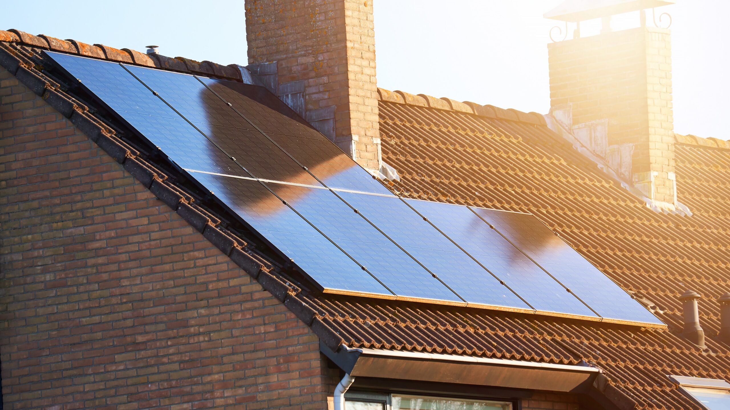 Photovoltaikanlage auf dem Dach eines Wohnhauses